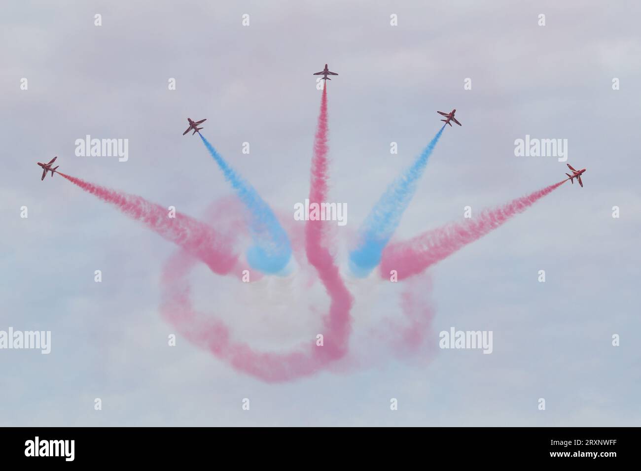 La squadra aeronautica della Royal Air Force Aerobatic, le frecce rosse che mostrano il campo d'aviazione di Wattisham, Suffolk nell'agosto 2023. Foto Stock