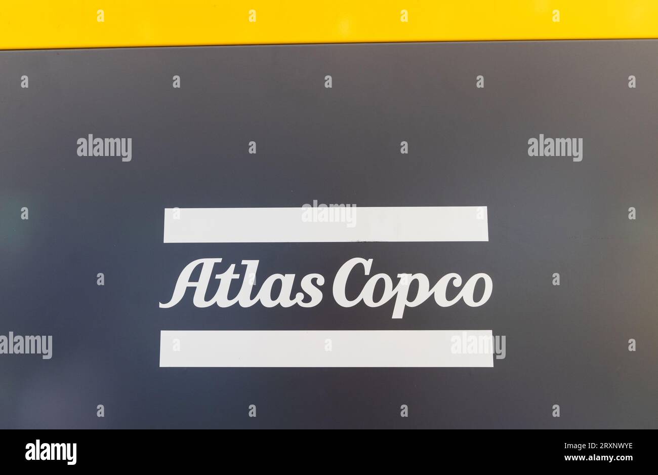 Logo Atlas Copco durante la Porsche Carrera Cup di sabato nella grande finale a Mantorp Park, Mantorp, Svezia. Foto Stock