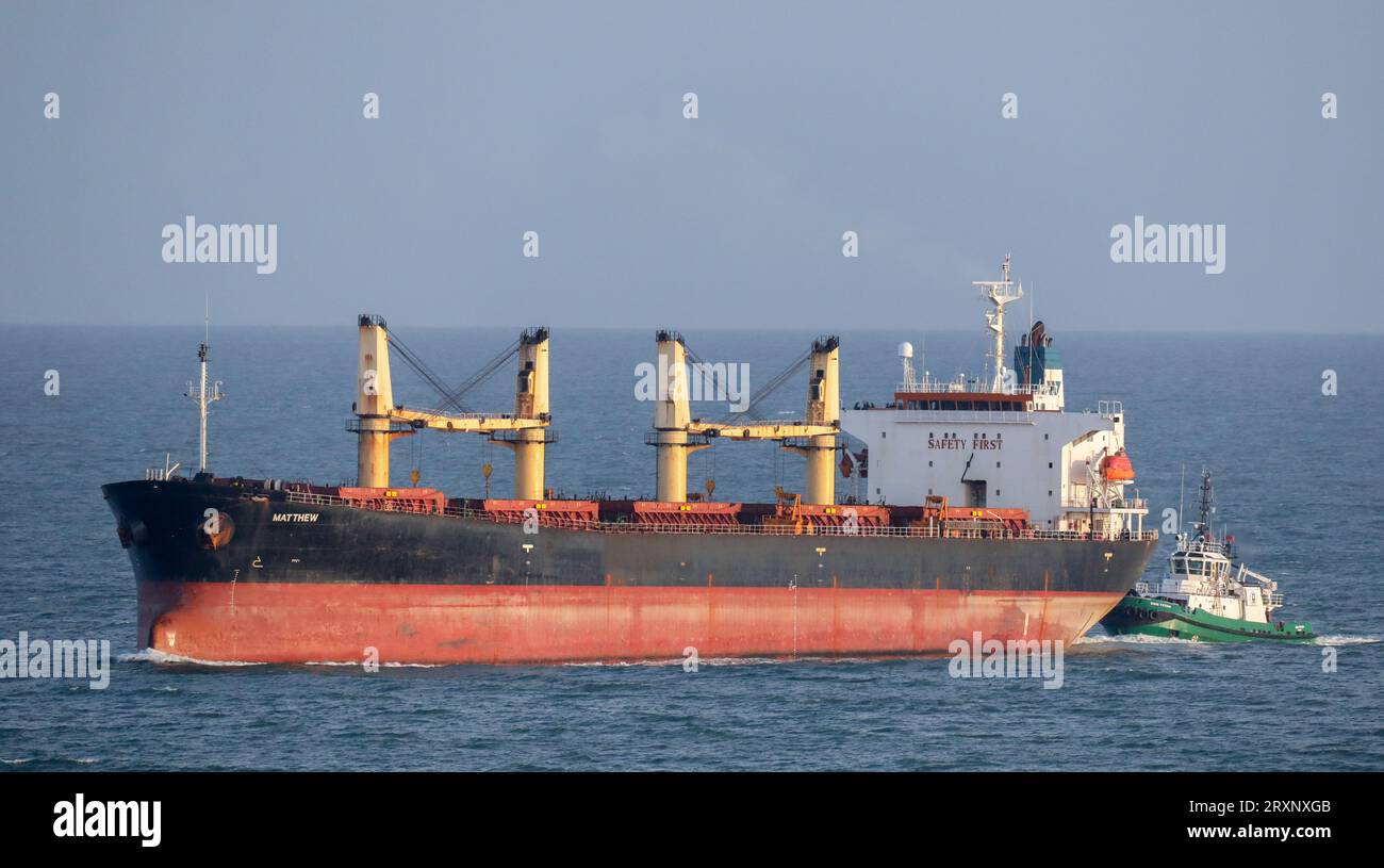 Roches Point, Cork, Irlanda. 26 settembre 2023. La portacontainer MV Matthew sospettata di trasportare una grande quantità di cocaina arriva sotto scorta navale a Roches Point, Cork, dove una ricerca della nave avrà luogo più tardi. Le stime iniziali suggeriscono che a bordo potrebbero essere presenti fino a 2 tonnellate di cocaina. - Credito: David Creedon / Alamy Live News. Foto Stock