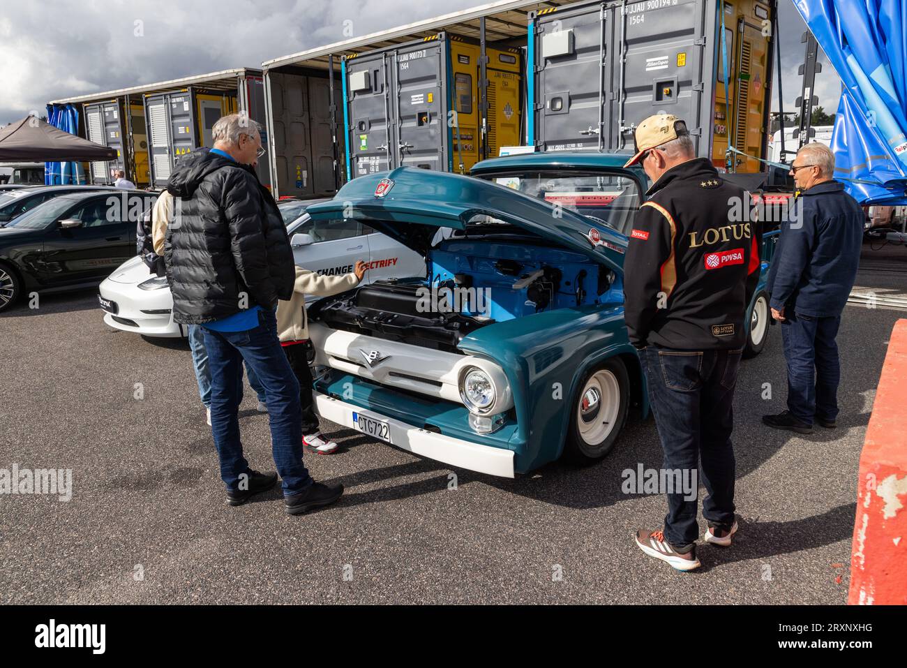 Vecchia Ford, dal 1956, elettrificata dall'azienda Atlas Copco durante la Porsche Carrera Cup di sabato nella grande finale a Mantorp Park, Mantorp, Svezia. Foto Stock