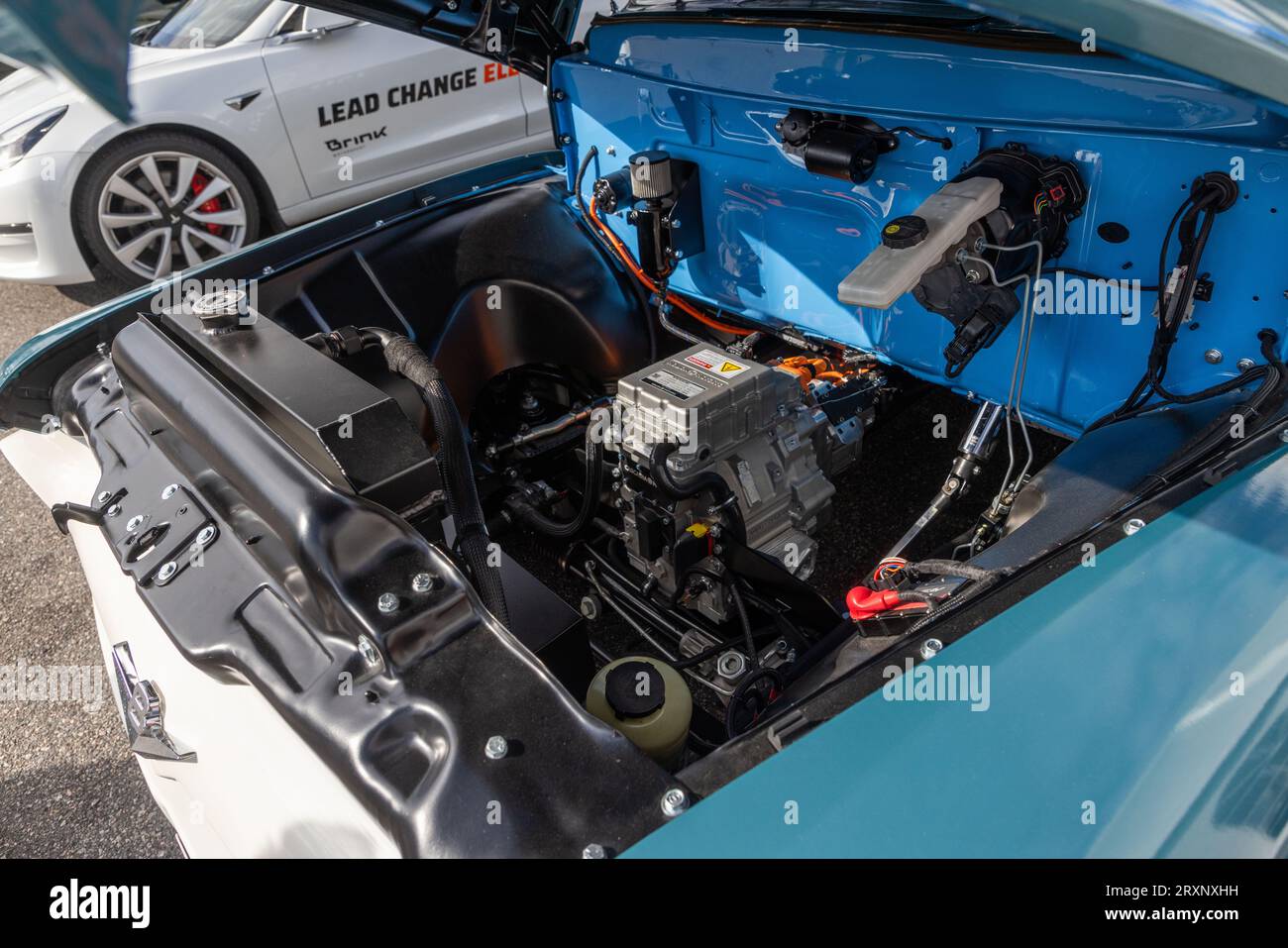 Vecchia Ford, dal 1956, elettrificata dall'azienda Atlas Copco durante la Porsche Carrera Cup di sabato nella grande finale a Mantorp Park, Mantorp, Svezia. Foto Stock