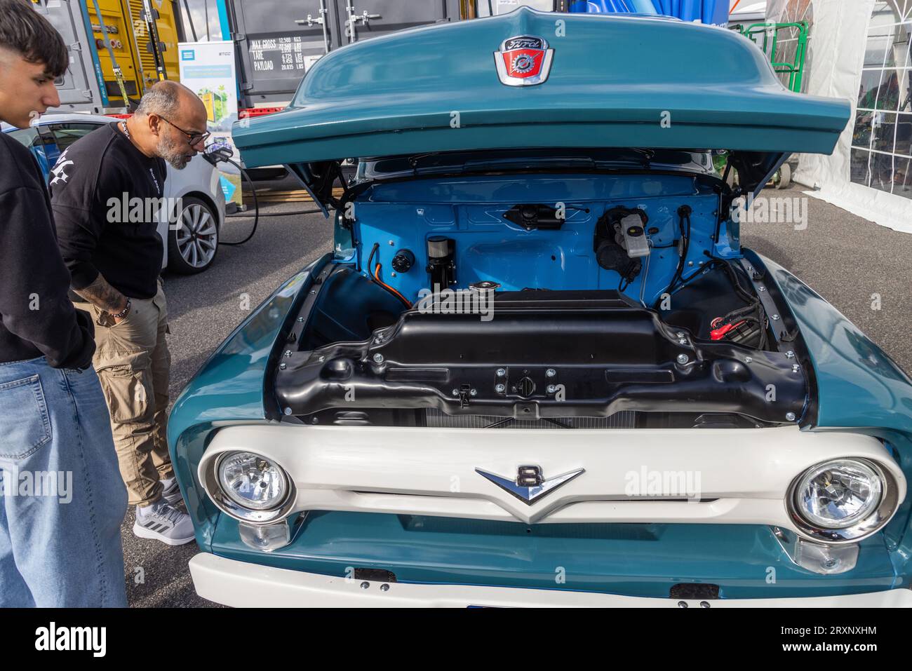 Vecchia Ford, dal 1956, elettrificata dall'azienda Atlas Copco durante la Porsche Carrera Cup di sabato nella grande finale a Mantorp Park, Mantorp, Svezia. Foto Stock
