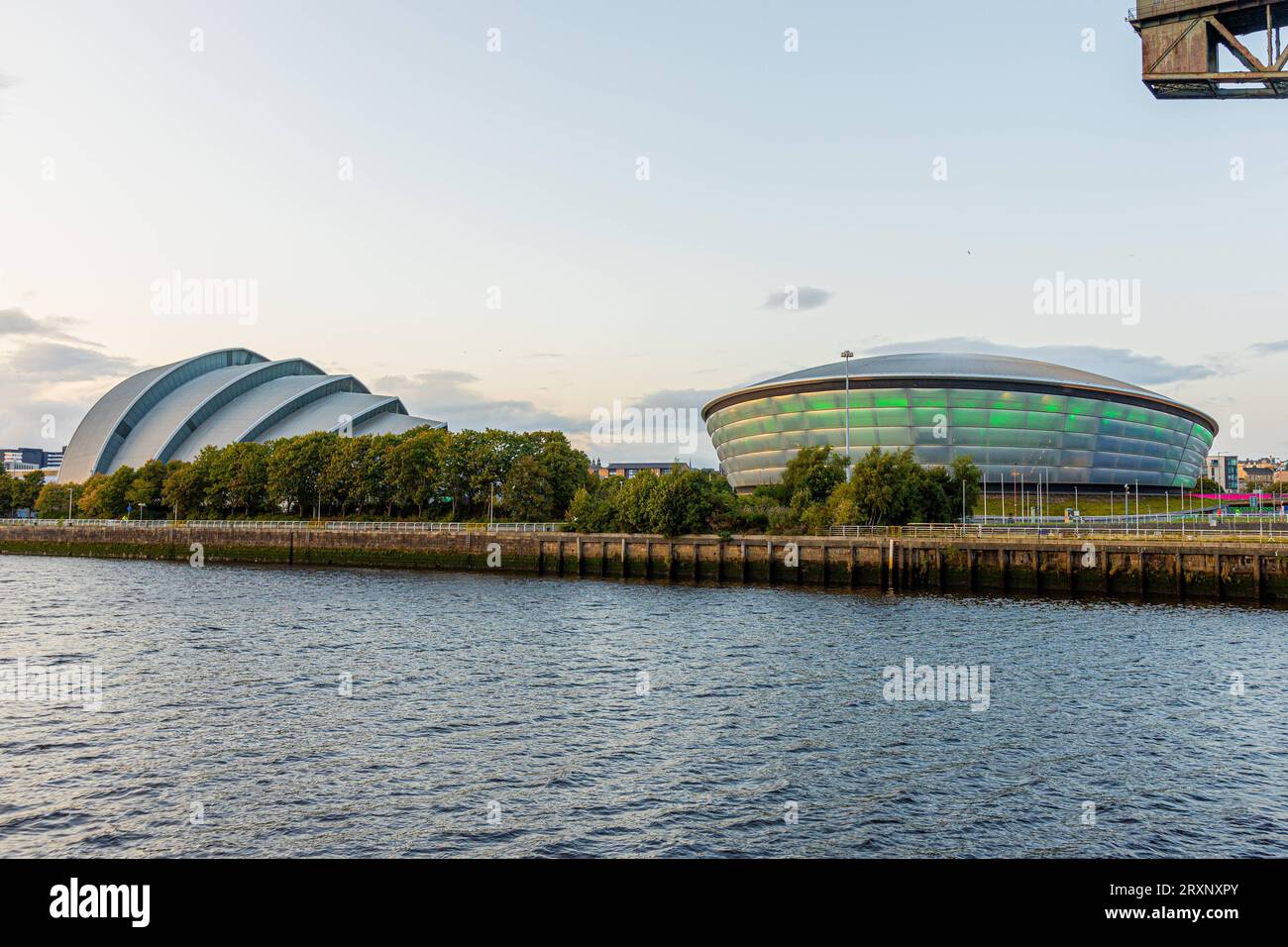 DAS Clyde Auditorium SEC Armadillo Links gehört mit der Veranstaltungshalle OVO Hydro rechts zum Scottish Exhibition and Conference Centre SECC und ist für größere Veranstaltungen wie Konzerte und u.a der Klimakonferenz COP26 ausgelegt - Die Stadt Glasgow am Fluß Clyde ist die größte Stadt Schottlands und die drittgrößte des Vereinigten Königreichs 18.09.2023 Glasgow Schottland Großbritannien *** il Clyde Auditorium SEC Armadillo, sulla sinistra, insieme alla sala eventi OVO Hydro sulla destra, fa parte dello Scottish Exhibition and Conference Centre SECC ed è progettato per eventi più grandi Foto Stock