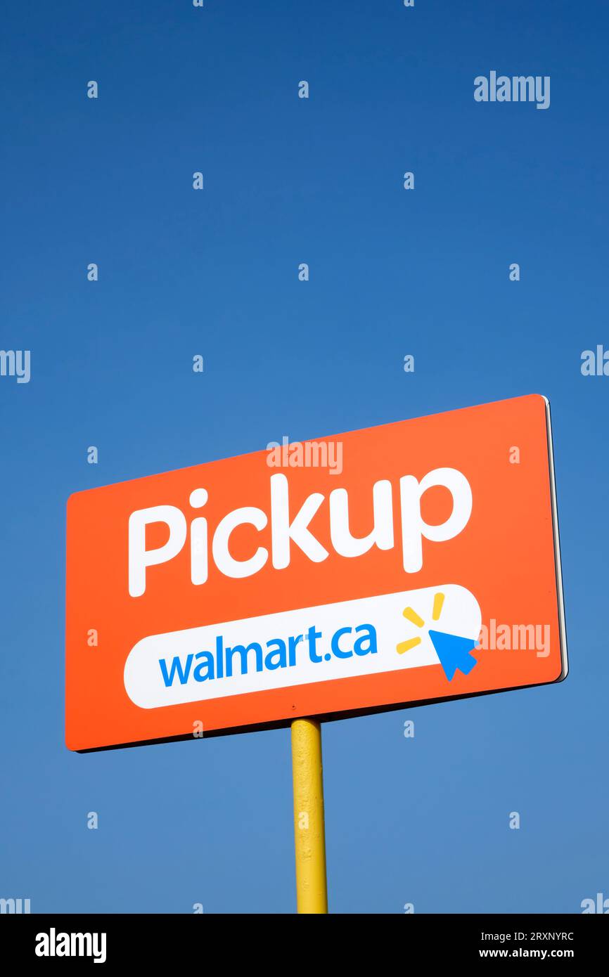 Da quando Covid molti rivenditori hanno implementato opzioni di prelievo senza contatto. E' un segno in un Walmart locale. Foto Stock