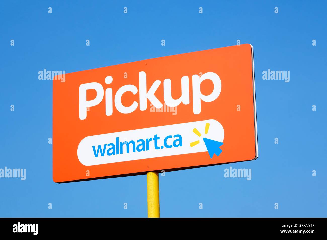 Da quando Covid molti rivenditori hanno implementato opzioni di prelievo senza contatto. E' un segno in un Walmart locale. Foto Stock