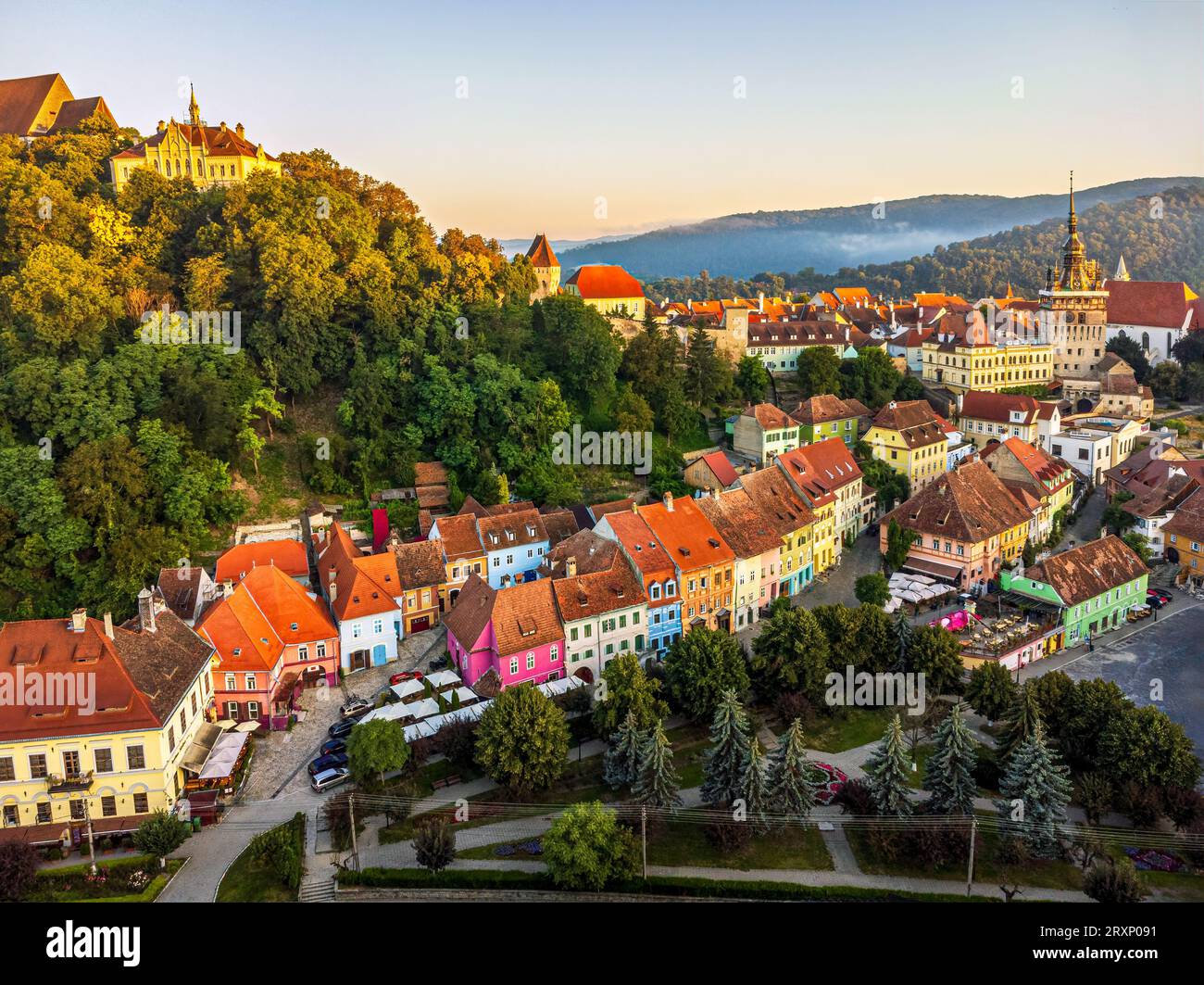 Aerea della fortezza medievale e della città di Sighisoara con case coloruf. Foto scattata il 14 agosto 2023 a Sighisoara, Transilvania, Roma Foto Stock