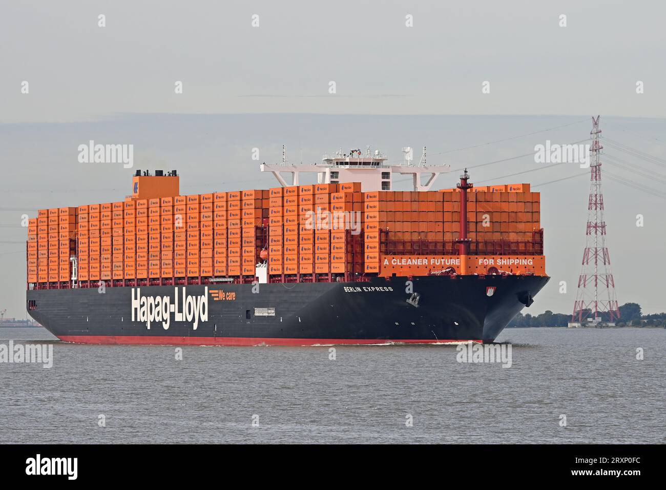 Il nuovo ammiraglia di Hapag-Lloyd, IL BERLIN EXPRESS, arriva sul fiume Elba, mostrando contenitori di sole HL per la cerimonia di battesimo al porto di Amburgo Foto Stock