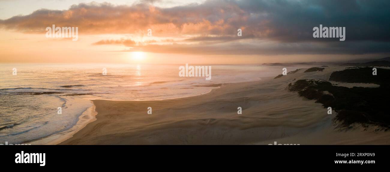 Vista aerea di Sardinia Bay Beach al tramonto, Port Elizabeth, Capo Orientale, Sud Africa Foto Stock