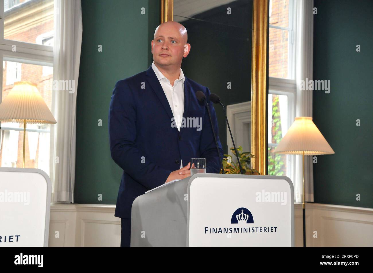 25 settembre. 2023/. I tre ministri danesi tengono una conferenza stampa da sinistra Ms.Sophie Loedhe e il ministro Finane centrale Nicolai Wammen e sul ministro della culoture Jakob Engel-Schmidt sulla futura negoziazione in tre parti con Govt e altre parti per il benessere sociale presso il ministero delle Finanze a Copenaghen Danimarca. Foto.Francis Joseph Dean/Dean Pictures credito: Imago/Alamy Live News Foto Stock