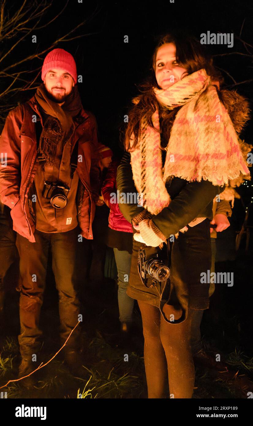 Due persone alla tradizionale cerimonia delle vele con lanterne e abbigliamento invernale caldo nel Somerset Foto Stock
