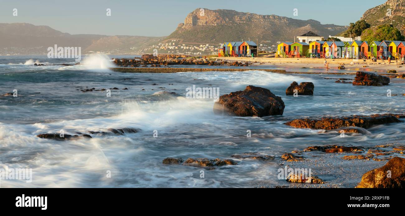 Onde che si infrangono di fronte alla piscina di St James Tidal Pool, città del Capo, Capo Occidentale, Sud Africa Foto Stock