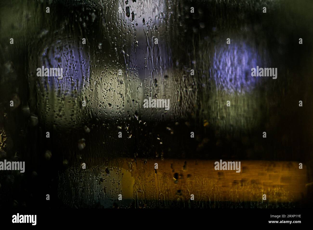 Guardando da una finestra in una notte piovosa Foto Stock