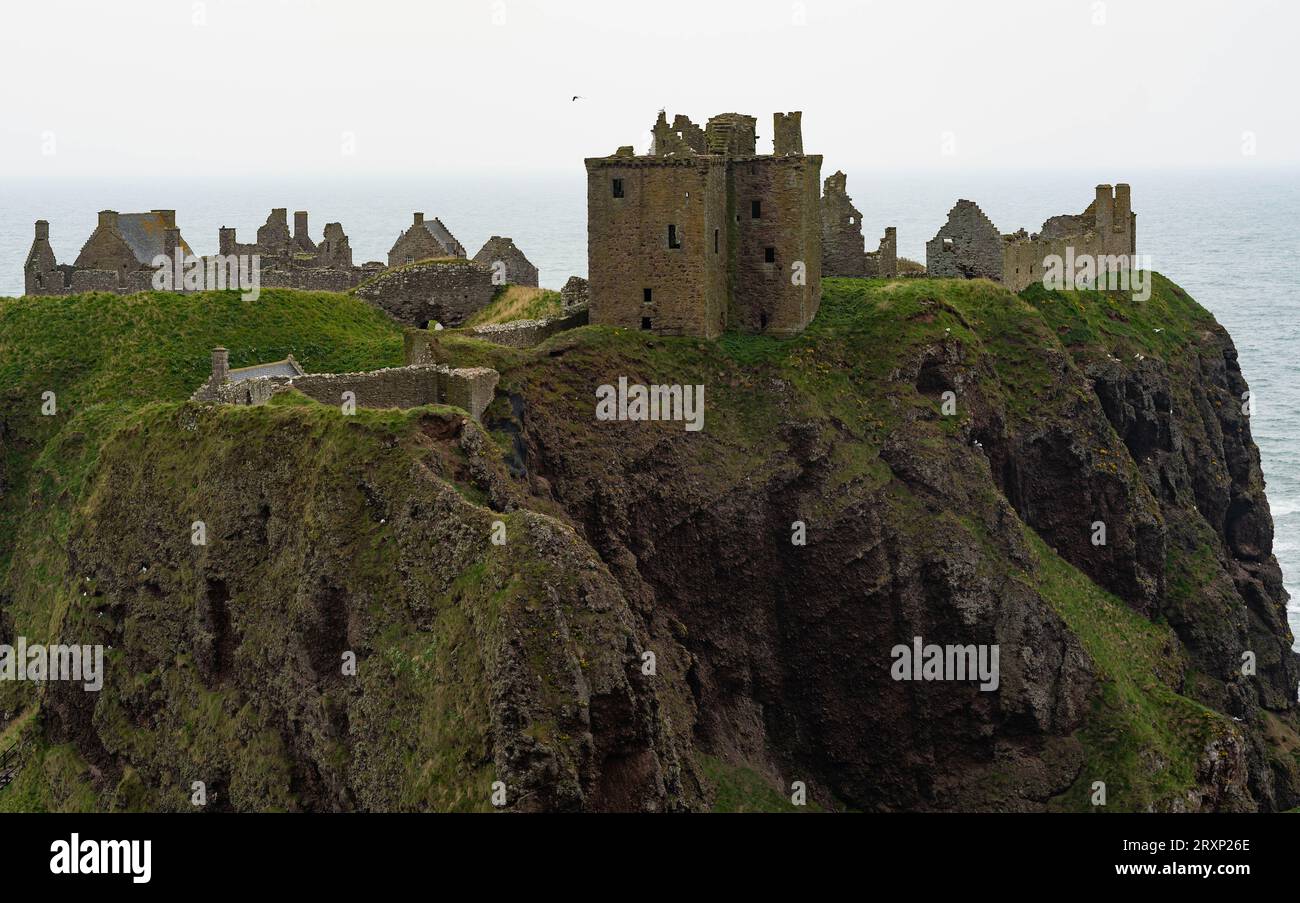 Le suggestive rovine del castello di Dunnottar arroccate sulle scogliere che si affacciano sulla costa del Mare del Nord Foto Stock