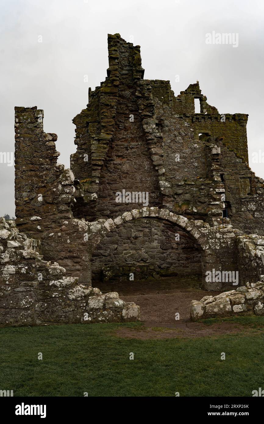 Antiche rovine del castello scozzese con arcata in pietra sotto il cielo coperto Foto Stock