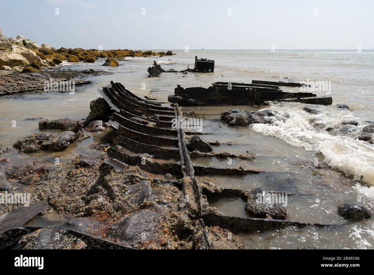 Resti di relitto sulla costa del Kent con telaio in legno esposto durante la bassa marea Foto Stock