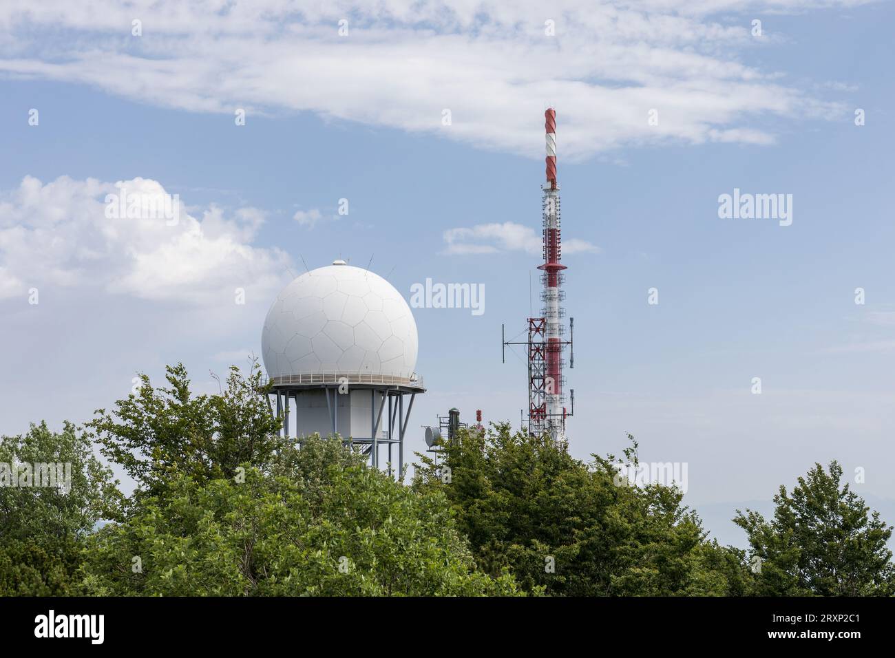 Torre delle telecomunicazioni e radar militare sulla cima del monte Ucka, Istria, Croazia Foto Stock