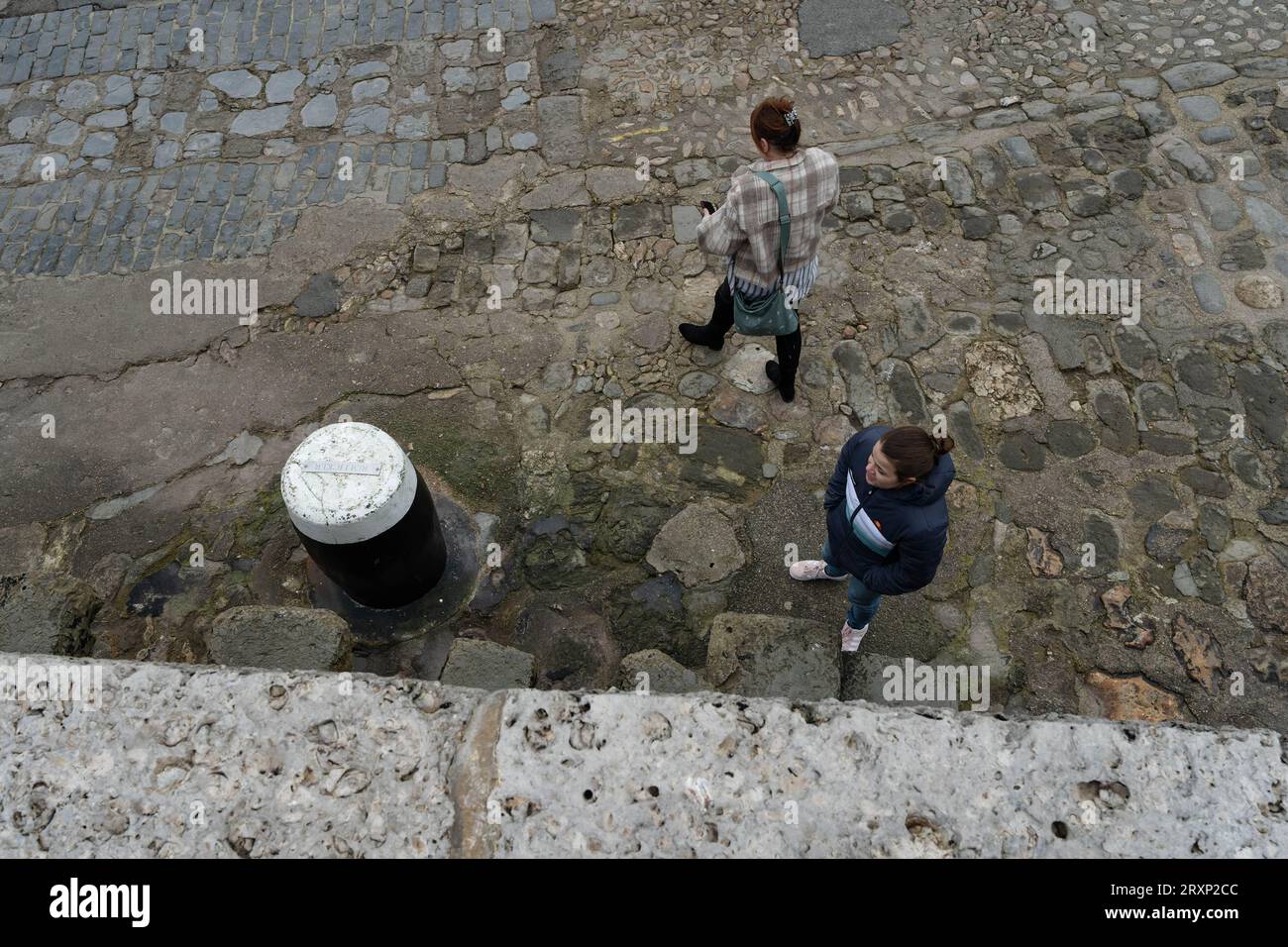 Vista aerea delle persone che camminano sulla storica strada acciottolata di Lyme Regis Foto Stock