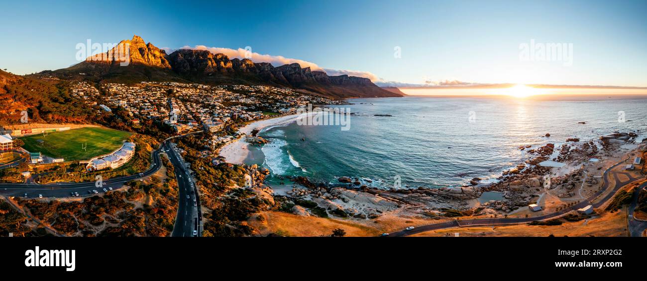 Camps Bay al tramonto, Cape Town, Western Cape, Sud Africa Foto Stock