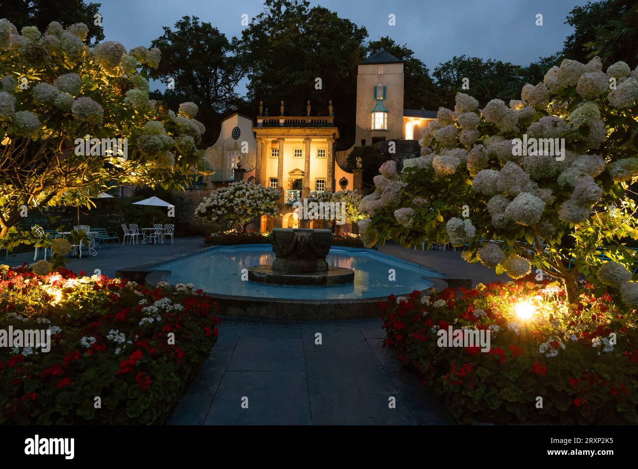 Villa illuminata in stile italiano con piscina e ortensie al crepuscolo nel villaggio di Portmeirion Foto Stock
