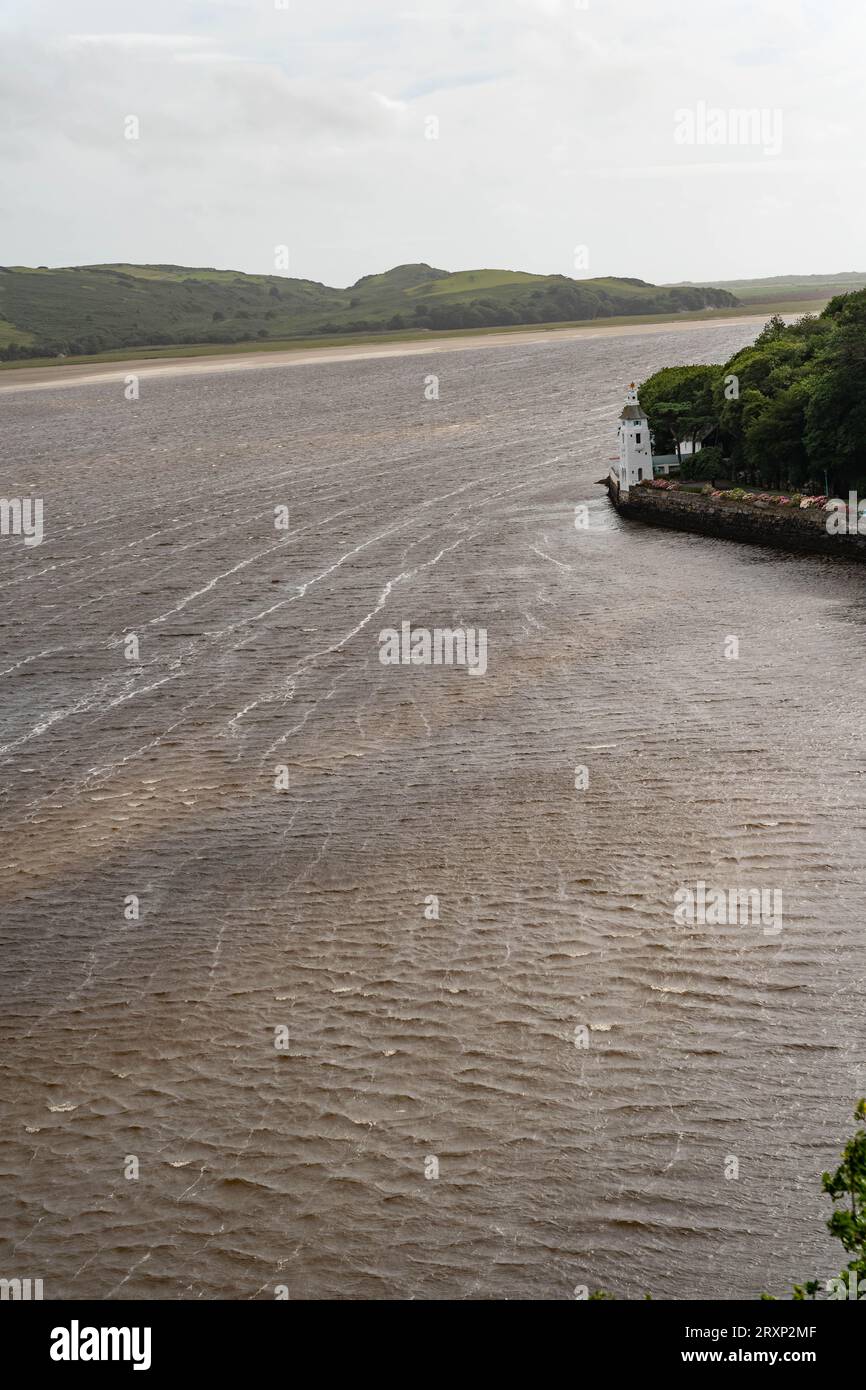 Casa di osservazione bianca sull'estuario fangoso con dolci colline gallesi sullo sfondo Foto Stock