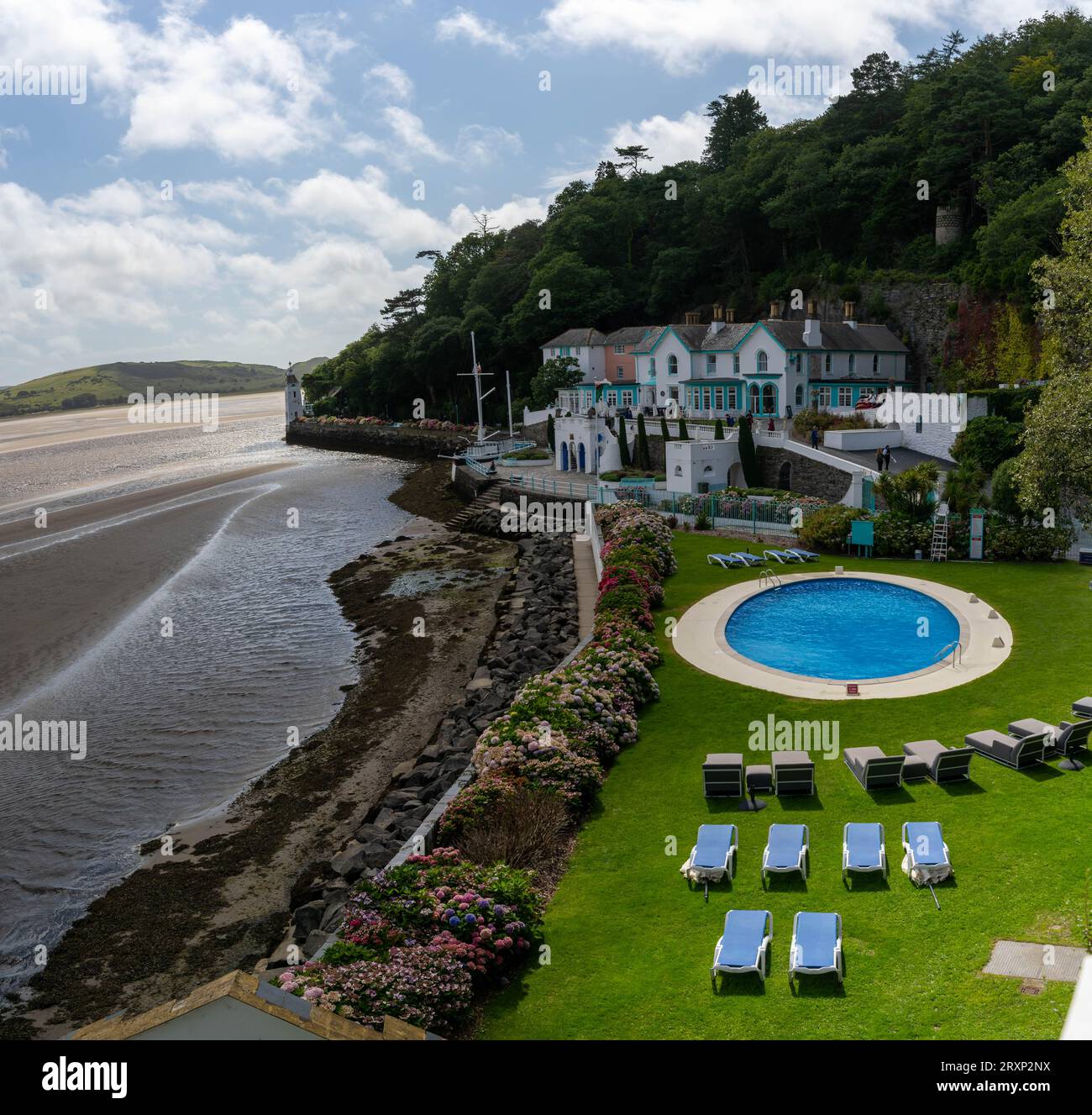 Portmeirion Hotel con piscina che si affaccia sulla spiaggia di sabbia e sull'estuario nel Galles del Nord Foto Stock
