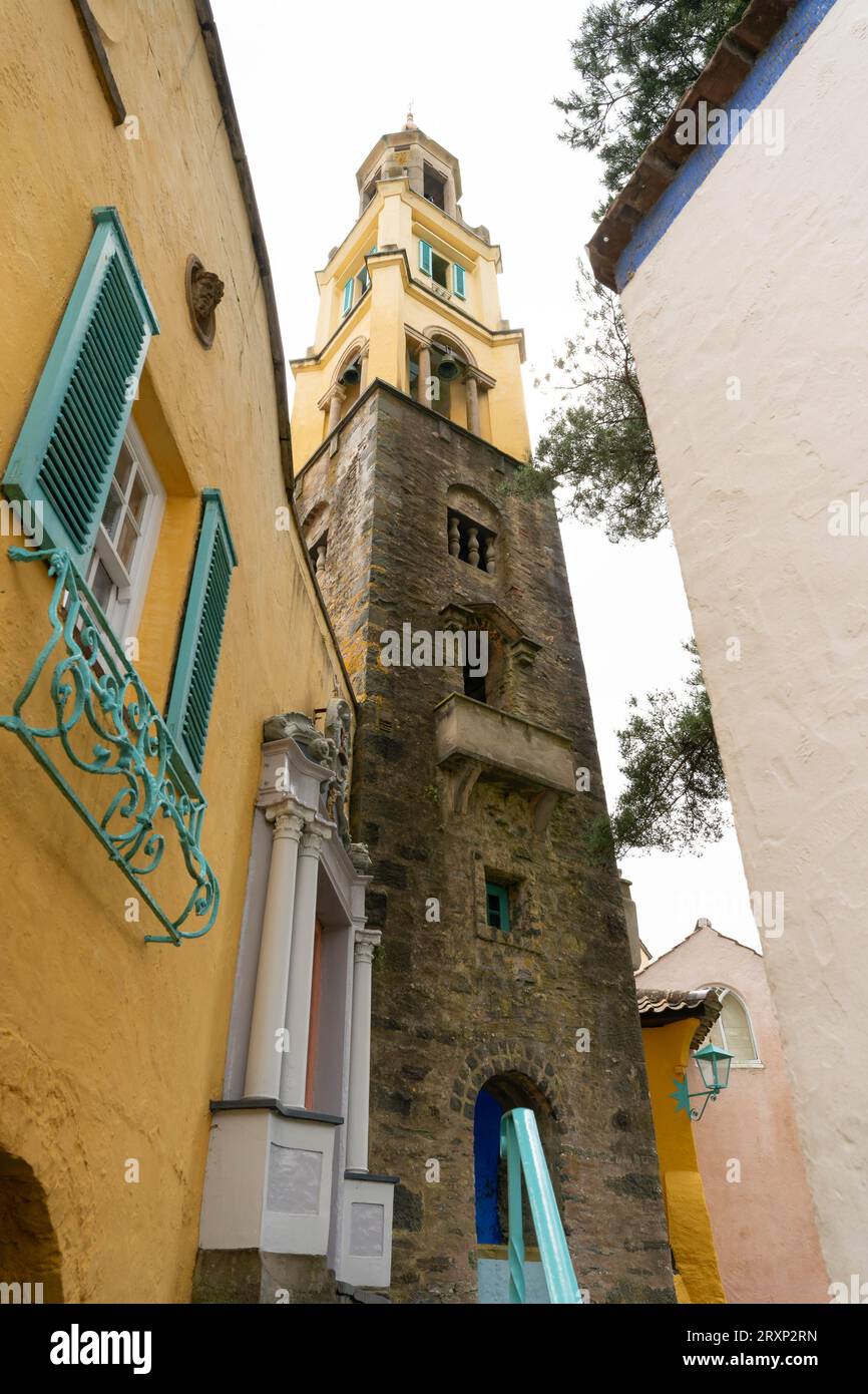 Colorato campanile ed edifici in stile italiano nel villaggio di Portmeirion, Galles Foto Stock