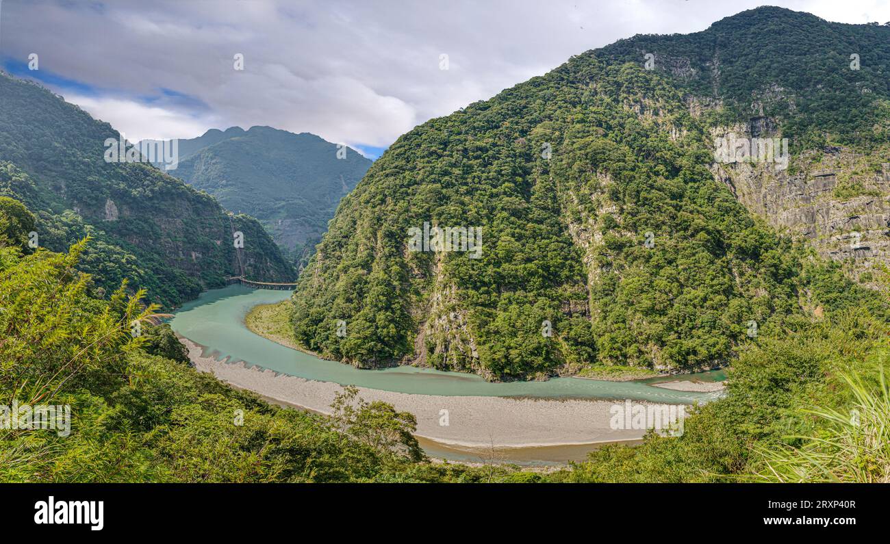 Foto panoramica sul tipico paesaggio ruvido dell'area montana taiwanese in estate Foto Stock