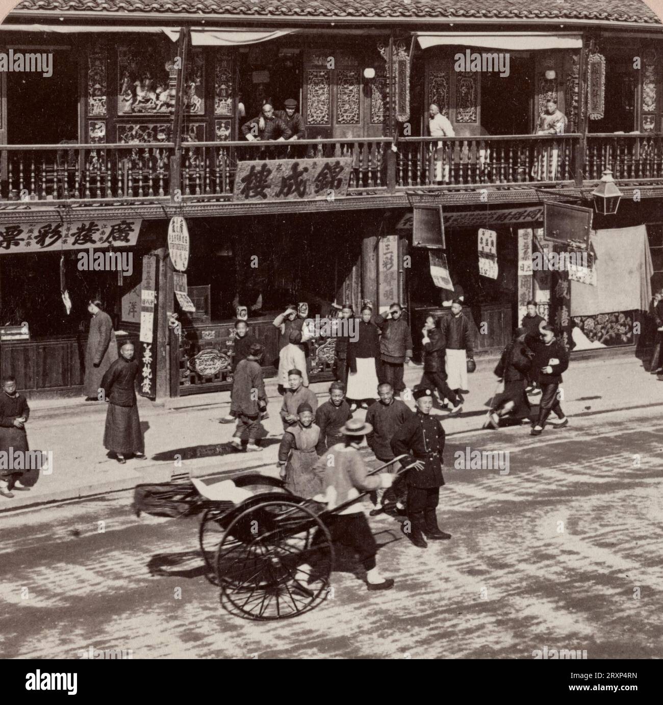 Guardando dall'altra parte di Nankin Road verso una casa da tè nativa, Shanghai, Cina, 1901 Foto Stock