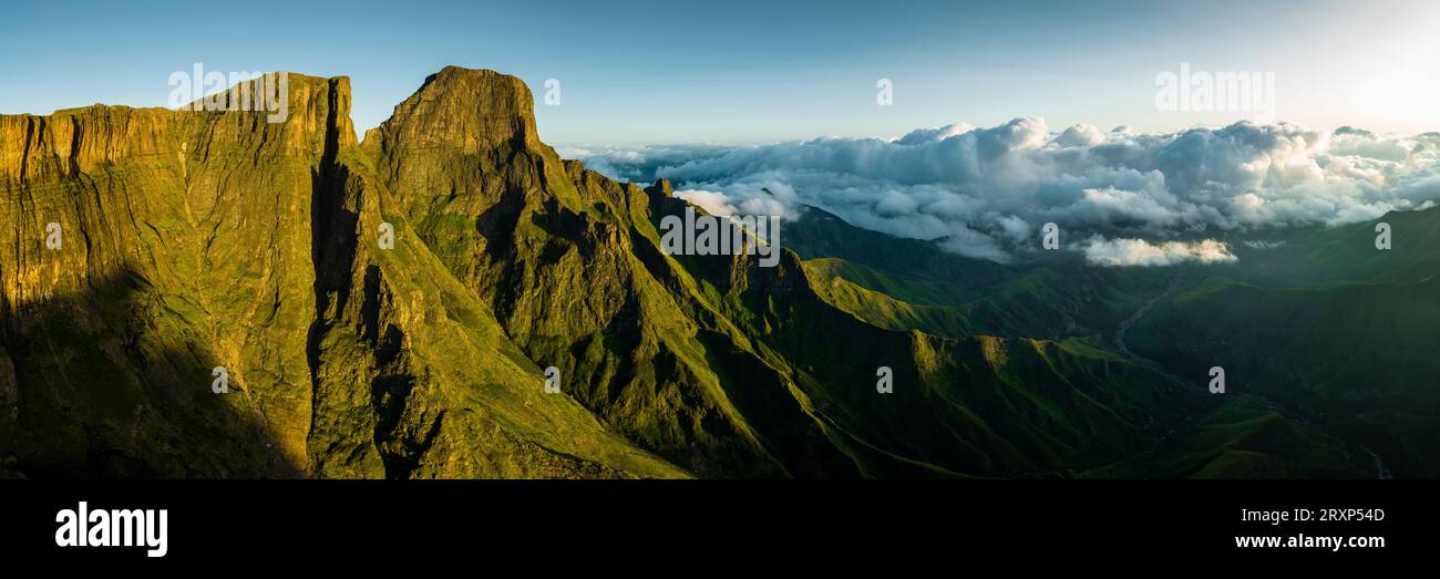 Vista dall'anfiteatro dei monti Drakensberg, KwaZulu-Natal, Sudafrica Foto Stock