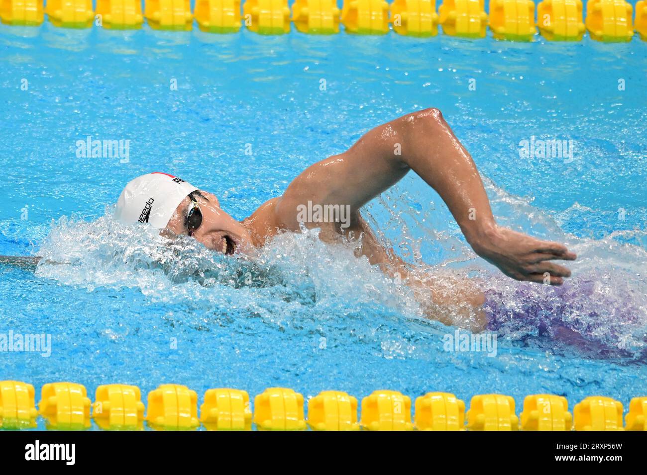 Hangzhou, Cina. 26 settembre 2023. Fei Liwei della Cina è visto in azione durante i 19 Giochi asiatici nuoto maschile 1500m Freestyle - Fast Heat tenutosi presso l'Hangzhou Olympic Sports Centre Aquatic Sports Arena di Hangzhou, in Cina. Fei terminò con un tempo di 14:55.47. Credito: SOPA Images Limited/Alamy Live News Foto Stock