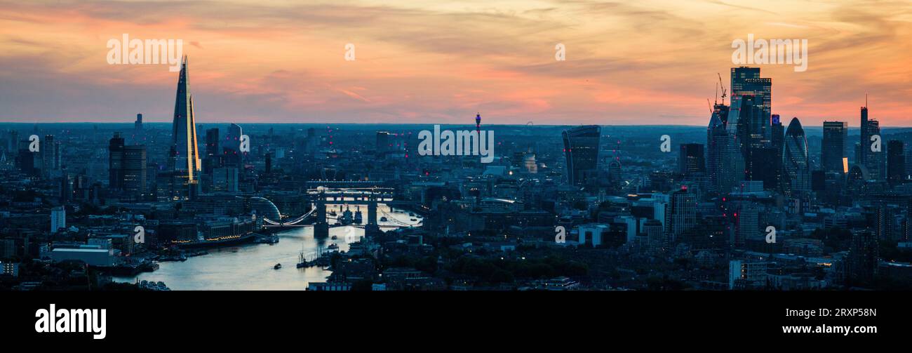 Vista droni del Tamigi e dei grattacieli circostanti del centro al tramonto, Londra, Inghilterra, Regno Unito Foto Stock