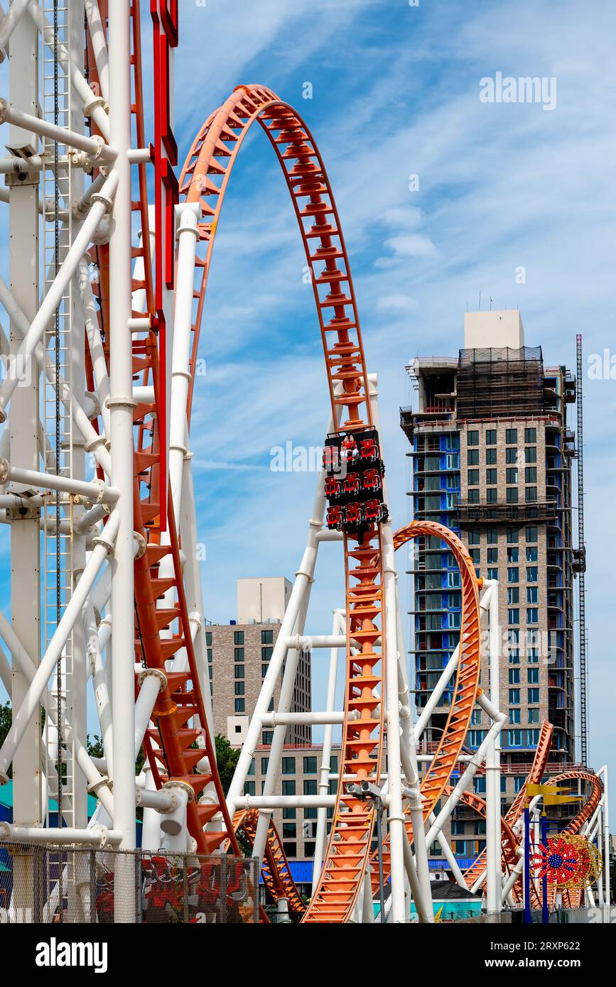 09.16.23. Coney Island NYC. Le montagne russe Thunderbolt sono un popolare gioco spaventoso nel luna Park, vicino alla spiaggia di New York. Foto Stock