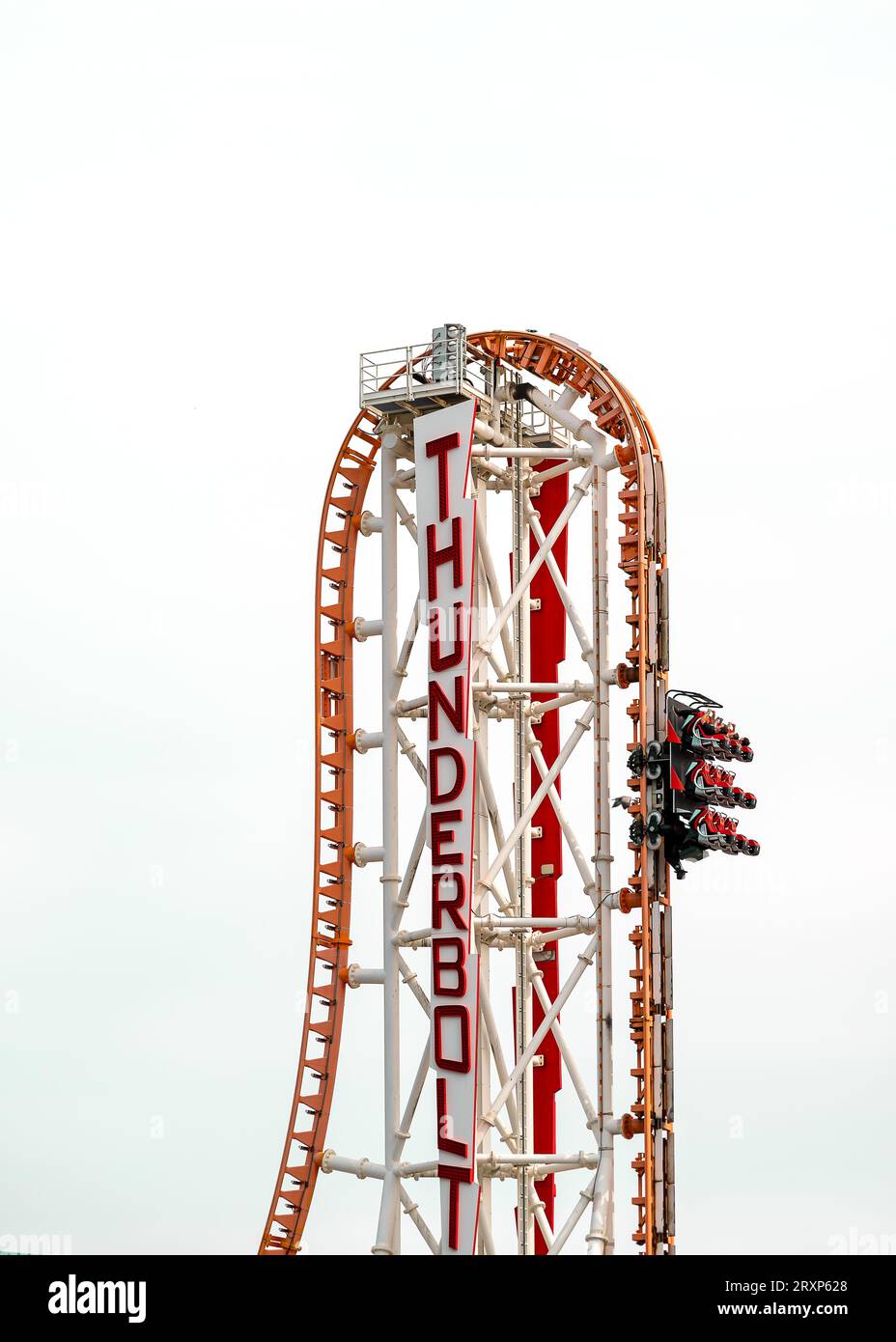 09.16.23. Coney Island NYC. Le montagne russe Thunderbolt sono un popolare gioco spaventoso nel luna Park, vicino alla spiaggia di New York. Foto Stock
