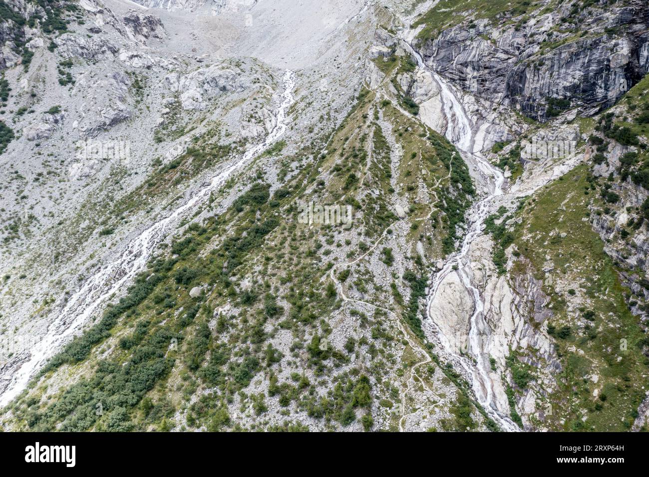 Vista aerea, il torrente glaciale scorre intorno a una grande roccia, sentiero escursionistico da la Fouly a Cabane de Neuve, Valle Val Ferret, Vallese, Wallis, Svizzera Foto Stock