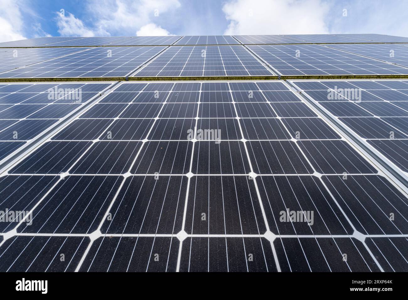 collettori solari montati sul tetto in una casa residenziale Foto Stock