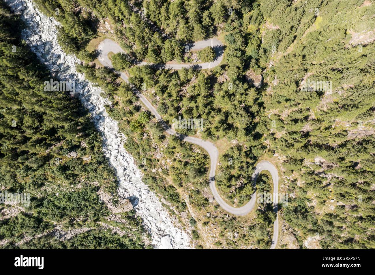 Incredibile vista aerea della strada ventosa in una valle di montagna, Vallese, Svizzera Foto Stock