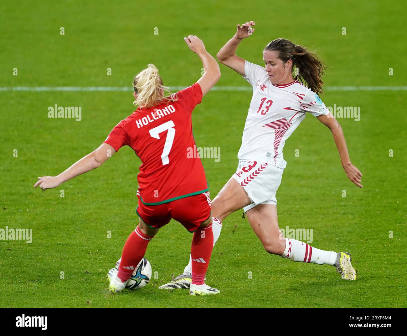 Ceri Holland (a sinistra) e Sofie Pedersen della Danimarca si scontrano per il pallone durante la partita del gruppo A3 della UEFA Women's Nations League al Cardiff City Stadium, Galles. Data immagine: Martedì 26 settembre 2023. Foto Stock