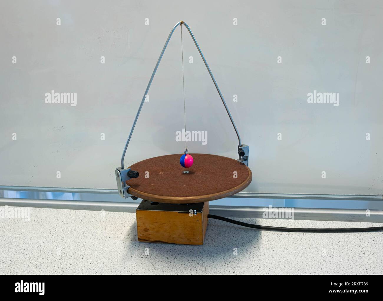 Pendolo di Foucault nella classe scientifica Foto Stock