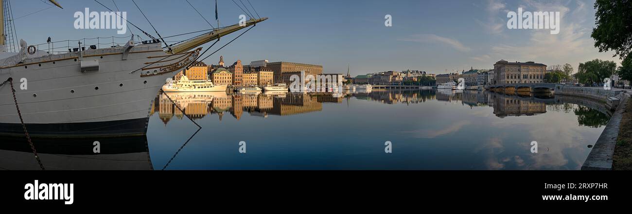 Lunga esposizione del lago Malaren che riflette gli edifici circostanti, Stoccolma, Contea di Stoccolma, Svezia Foto Stock