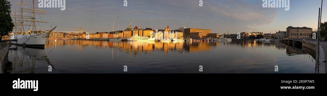 Lunga esposizione del lago Malaren che riflette gli edifici circostanti, Stoccolma, Contea di Stoccolma, Svezia Foto Stock