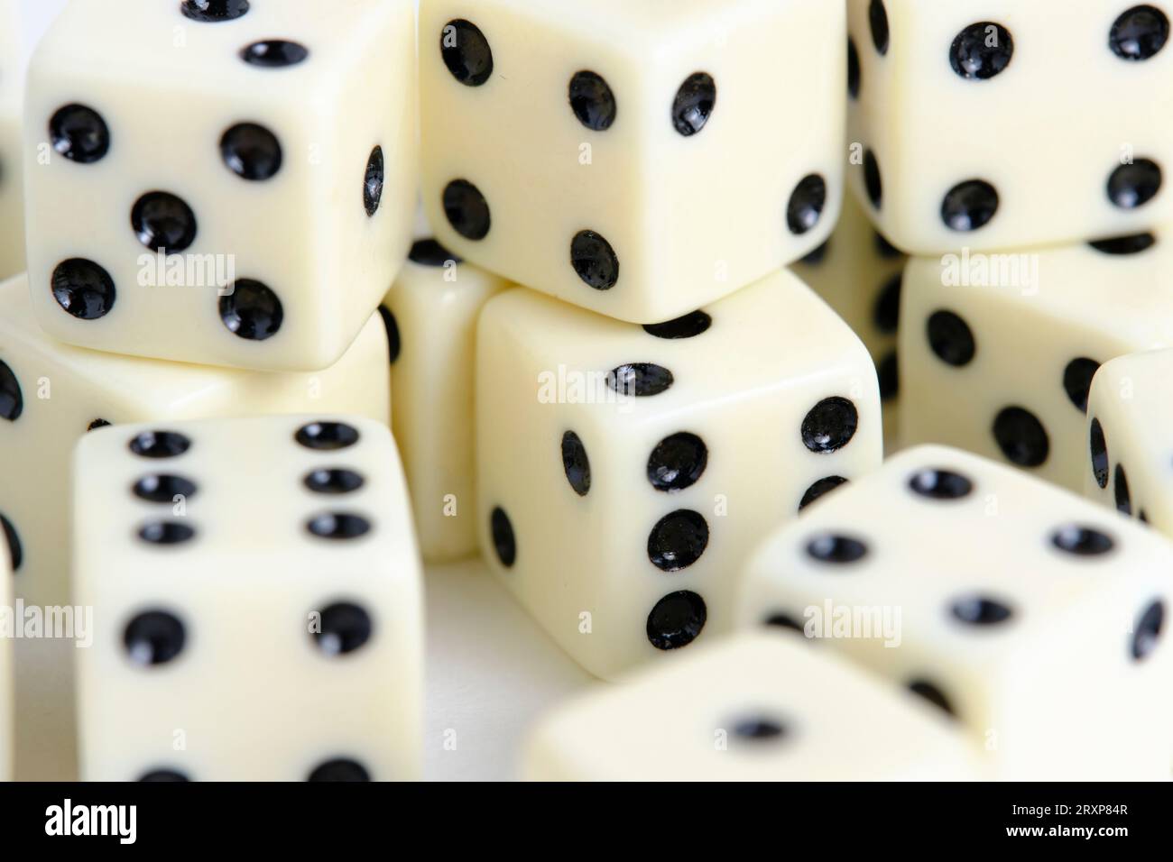 Primo piano dei cubi per giocare ai giochi da tavolo Foto Stock
