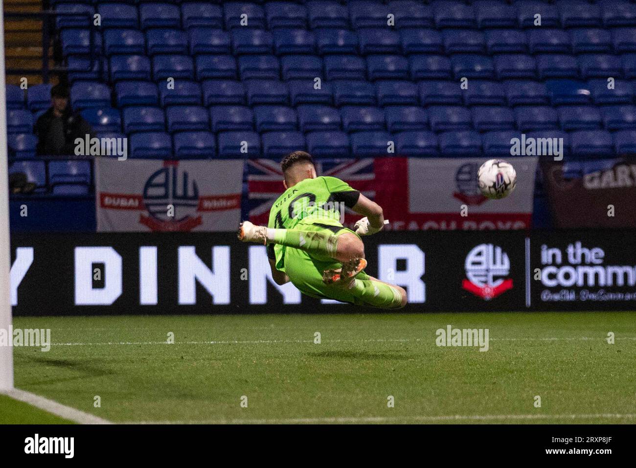 Radek Vítek 40 (GK) del Manchester United fa un salvataggio durante la partita dell'EFL Trophy tra Bolton Wanderers e Manchester United al Toughsheet Stadium di Bolton martedì 26 settembre 2023. (Foto: Mike Morese | mi News) crediti: MI News & Sport /Alamy Live News Foto Stock
