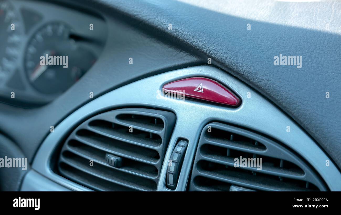 Dettaglio cruscotto principale interno auto su Chiudi arresto di emergenza pulsante luci di emergenza rosse al centro, nessuno. Immagine di dettaglio all'interno del veicolo, primo piano dell'oggetto Foto Stock