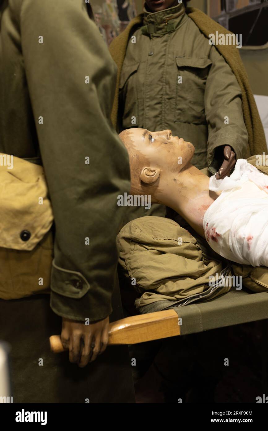 Mostra, usando manichini, di un'unità di MASH dell'esercito degli Stati Uniti dell'epoca della guerra di Corea. Foto Stock
