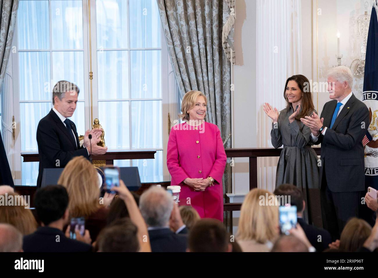 Washington, Stati Uniti. 26 settembre 2023. L'ex Segretario di Stato Hillary Rodham Clinton.il Segretario di Stato Antony Blinken.l'ex Presidente Bill Clinton.assisti a un ritratto di presentazione dell'ex Segretario di Stato Hillary Clinton presso il Dipartimento di Stato degli Stati Uniti a Washington, DC martedì 26 settembre 2023. Foto di Bonnie Cash/UPI credito: UPI/Alamy Live News Foto Stock