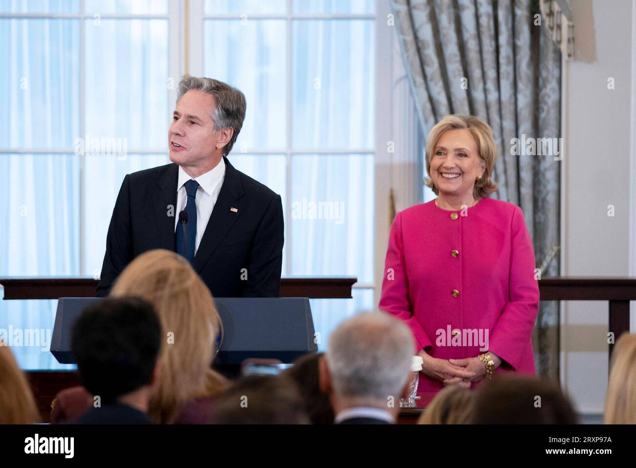 Washington, Stati Uniti. 26 settembre 2023. L'ex Segretario di Stato Hillary Rodham Clinton.il Segretario di Stato Antony Blinken.l'ex Presidente Bill Clinton.assisti a un ritratto di presentazione dell'ex Segretario di Stato Hillary Clinton presso il Dipartimento di Stato degli Stati Uniti a Washington, DC martedì 26 settembre 2023. Foto di Bonnie Cash/UPI credito: UPI/Alamy Live News Foto Stock