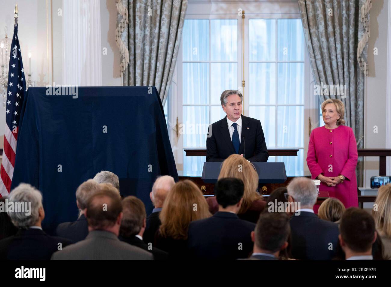 Washington, Stati Uniti. 26 settembre 2023. L'ex Segretario di Stato Hillary Rodham Clinton.il Segretario di Stato Antony Blinken.l'ex Presidente Bill Clinton.assisti a un ritratto di presentazione dell'ex Segretario di Stato Hillary Clinton presso il Dipartimento di Stato degli Stati Uniti a Washington, DC martedì 26 settembre 2023. Foto di Bonnie Cash/UPI credito: UPI/Alamy Live News Foto Stock