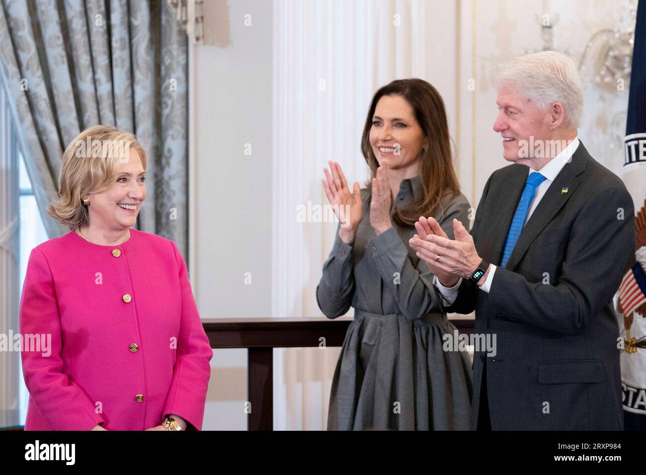 Washington, Stati Uniti. 26 settembre 2023. L'ex Segretario di Stato Hillary Rodham Clinton.il Segretario di Stato Antony Blinken.l'ex Presidente Bill Clinton.assisti a un ritratto di presentazione dell'ex Segretario di Stato Hillary Clinton presso il Dipartimento di Stato degli Stati Uniti a Washington, DC martedì 26 settembre 2023. Foto di Bonnie Cash/UPI credito: UPI/Alamy Live News Foto Stock