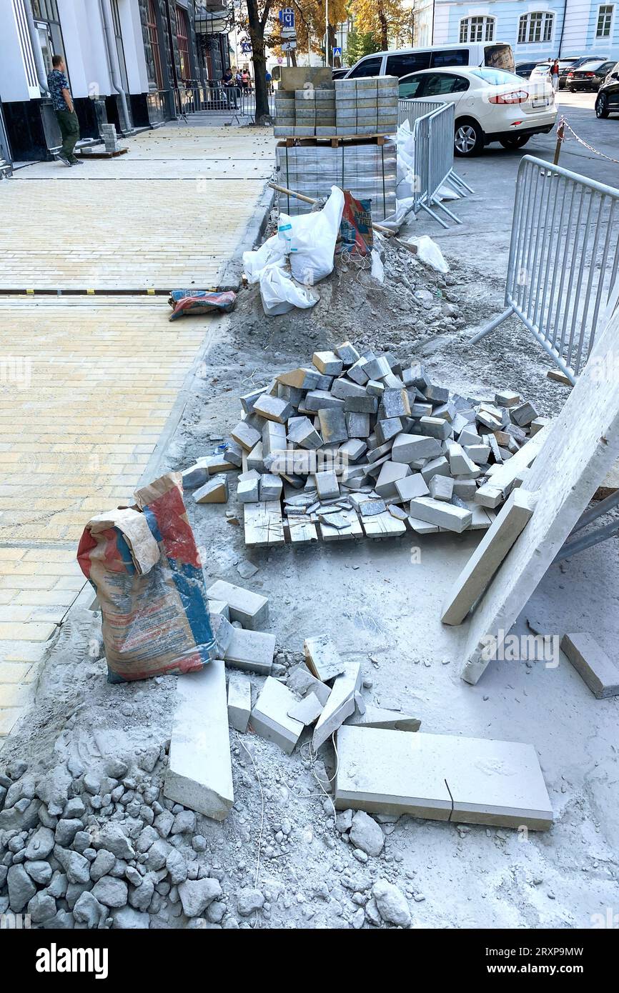 Pietra per pavimentazione per la riparazione di sentieri. Riparazione del marciapiede della città. Foto Stock