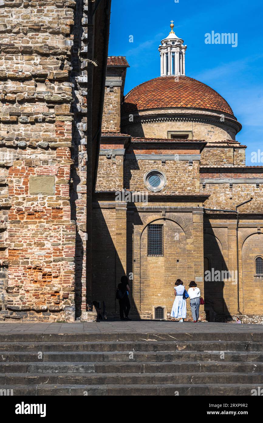 Firenze, Italia - 3 settembre 2023. Due donne amiche camminano verso la Basilica di San Lorenzo, Foto Stock